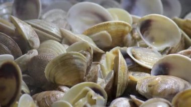 Tavada istiridye pişiyor.