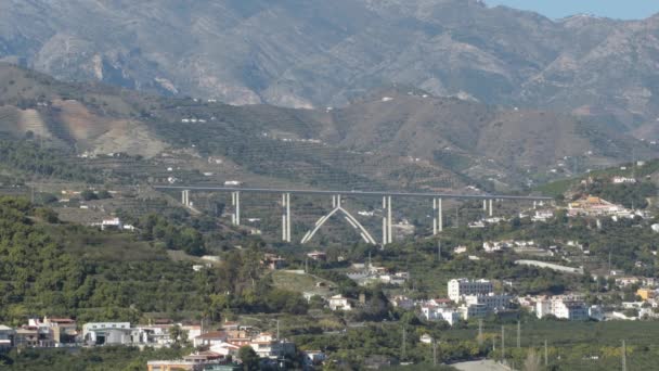 Ponte Estrada Entre Montanhas Campos — Vídeo de Stock