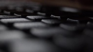 Parmaklar bilgisayar klavyesinde yazıp bitirir