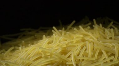 Siyah arka planlı kısa erişte dağı dönüyor.