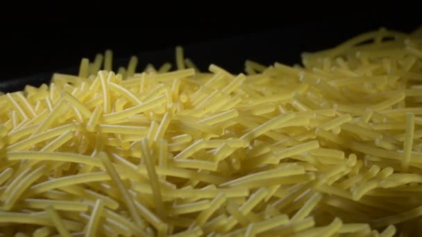 Σύντομη Noodles Στροφή Μαύρο Φόντο — Αρχείο Βίντεο
