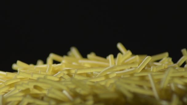 Tagliatelle Crude Corte Che Girano Con Sfondo Nero — Video Stock