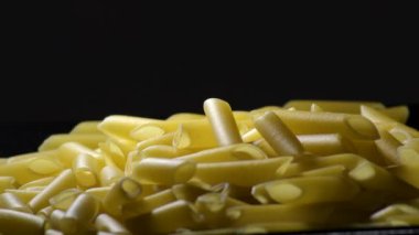 Dağda dönen siyah tepside çiğ makarna.