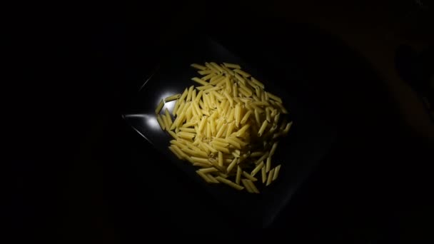 Macaroni Dans Plateau Noir Gyrating Avec Une Lumière Intime — Video