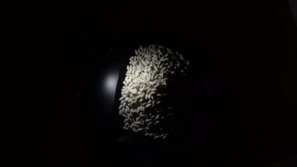 黑盘子里的白豆 — 图库视频影像