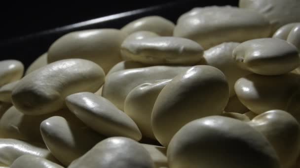 黒い盆の中の白い豆 — ストック動画