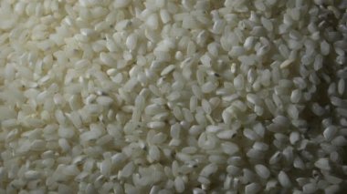 Çiğ pirinç tanecikleri dağda özel bir ışık yanar.