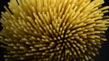 Yukarıdan sırayla izlenen bir demet spagetti.