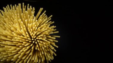 Soldan bir demet spagetti, yukarıdan izleniyor.