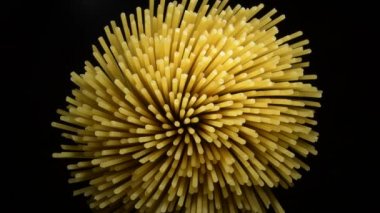 Yukarıdan izlenen spagetti tüpü dönüyor