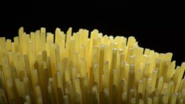 Sırayla bir demet spagetti.