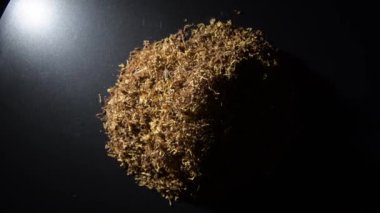 Bir dağda tütün telleri, dönüş