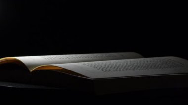 Siyah arkaplan ile kitap dönüşünü aç