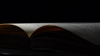 Siyah arkaplan, döndürme açık bir kitap dönüm sayfaları