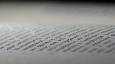 Siyah arkaplanı olan açık bir kitabın sayfası
