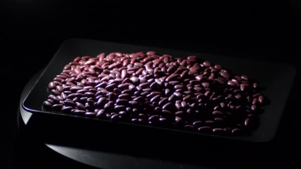 Legumbres Frijoles Rojos Una Bandeja Negra Con Una Luz Íntima — Vídeos de Stock