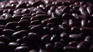 Samimi bir ışık ve dönüşle dönen kırmızı fasulyeler