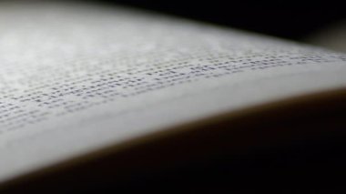 Siyah arkaplan, döndürme açık bir kitap dönüm sayfaları