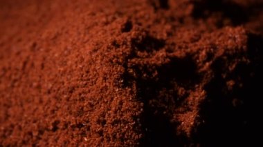 Kırmızı biber tozu ile samimi bir ışık dönüyor.