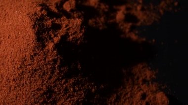 Paprika tozu dağı, samimi bir ışık, dönüş