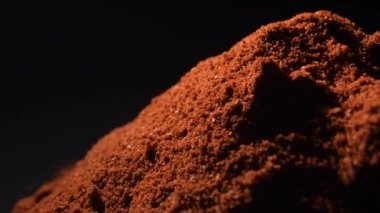 Paprika tozu dağı samimi bir ışık dönüşüyle dönüyor, dönüyor