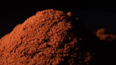 Paprika tozu dağı dönüyor, dönüyor
