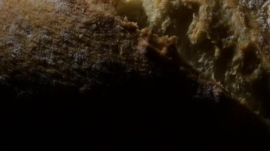 Lezzetli ekmek kabuğu ve sıcak bir ışık.