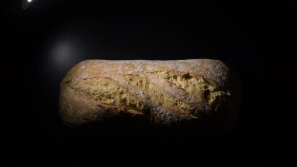 Crusty Rustikales Brot Mit Einem Intimen Licht Rotation — Stockvideo