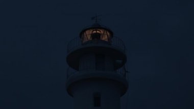 Deniz feneri çalışıyor, ışık sinyali gönderiyor.