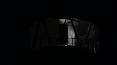 Deniz feneri motoru gece döner ve ışık sinyalleri gönderir