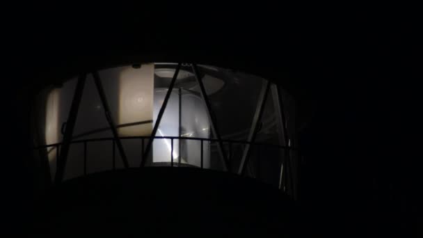 Silnik Reflektora Obracający Się Wysyłający Sygnały Świetlne Nocy — Wideo stockowe