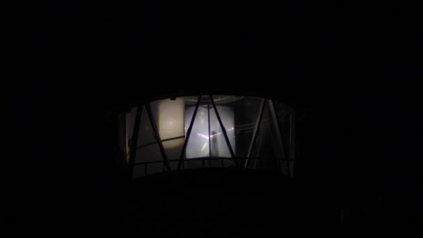 Двигатель Фар Маяка Вращается Посылает Световые Сигналы Ночью — стоковое видео