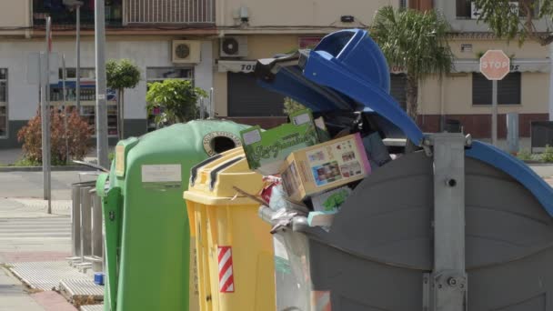 Şehir Konteynırında Çöp Torbaları — Stok video