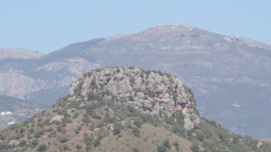 Masmullar Tepesi, Kısraklar, İspanya