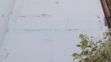Jos Antonio Primo de Rivera 'nın kilisedeki hatıra plaketi.