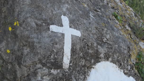 Weißes Kreuz Einen Felsen Gemalt — Stockvideo