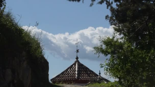 Wetterfahne Auf Dem Glockenturm Einer Einsiedelei Mit Wolken Cartama Spanien — Stockvideo