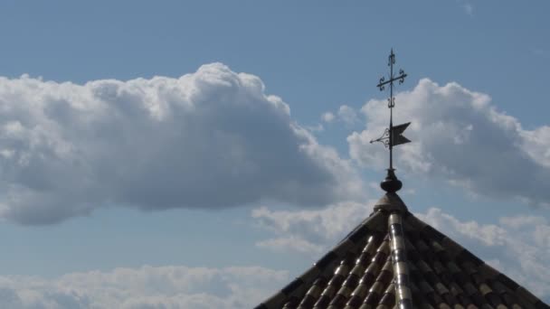 Veleta Meteorológica Campanario Una Ermita Con Nubes Formando — Vídeo de stock
