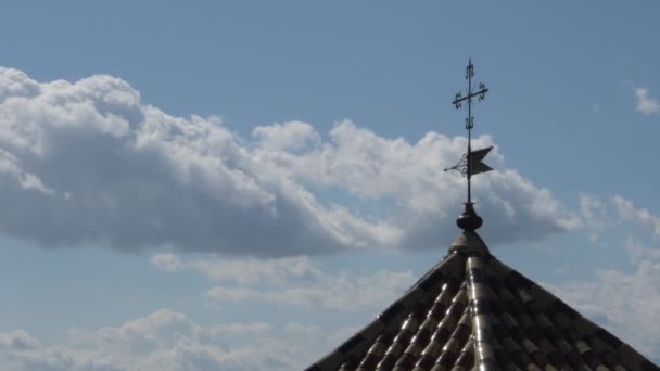 구름이 움직이는 선착장의 종탑에 기상관측소 — 비디오