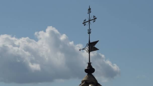 Wetterfahne Einer Einsiedelei Mit Sich Bildenden Wolken Zeitraffer — Stockvideo