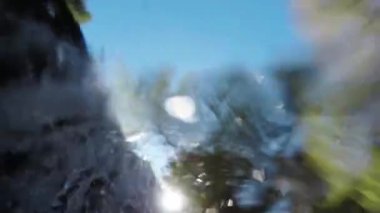 Su altı manzarası, küçük bir şelale ile akan bir nehrin su yüzeyi