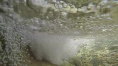 Nehirde kabarcıklar oluşuyor.