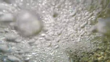 Nehrin akışında kabarcıklar oluşuyor.