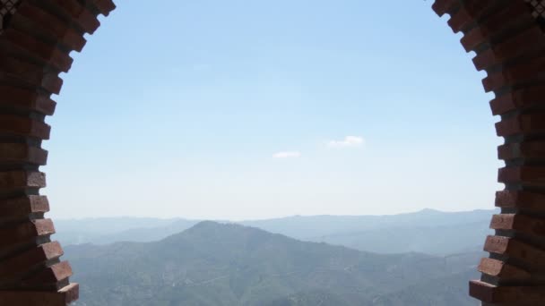 Arco Herradura Con Montañas Una Pared Árabe Día Soleado — Vídeo de stock