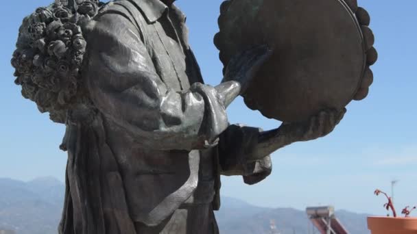 Statue Monument Partygoer Comares Spain Tilt — Stock Video