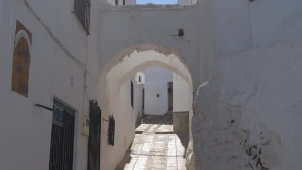 西班牙阿克塞尔基亚Comares一条荒凉街道上的古老拱门 — 图库视频影像