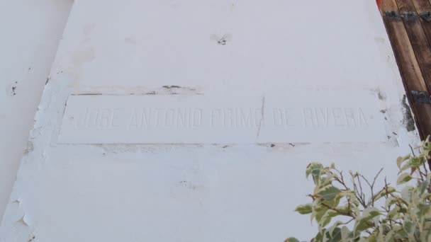 Gedenkplaat Van José Antonio Primo Rivera Een Kerk Comares Spanje — Stockvideo