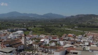 San Pedro Kilisesi ve Guadalhorce bölgesindeki Cartama kasabası manzarası