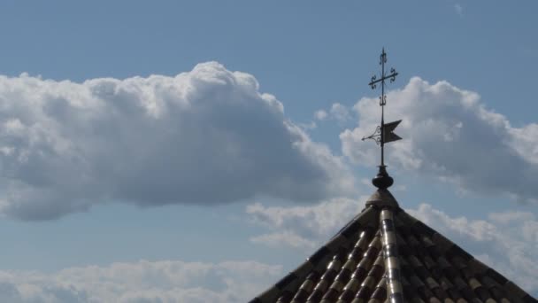 Wetterfahne Glockenturm Einer Einsiedelei Mit Sich Bildenden Wolken — Stockvideo