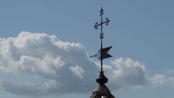 Wetterfahne Auf Dem Glockenturm Einer Einsiedelei Mit Wolkenbildung Zeitraffer — Stockvideo